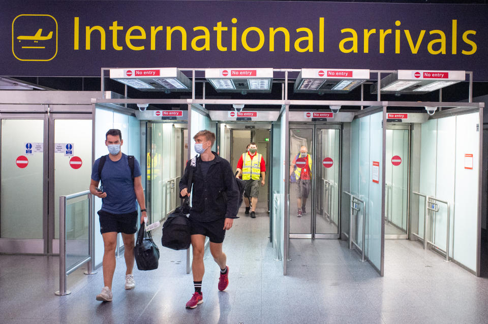 Pasajeros llegando a Londres tras el anuncio británico. (Photo by Dominic Lipinski/PA Images via Getty Images)