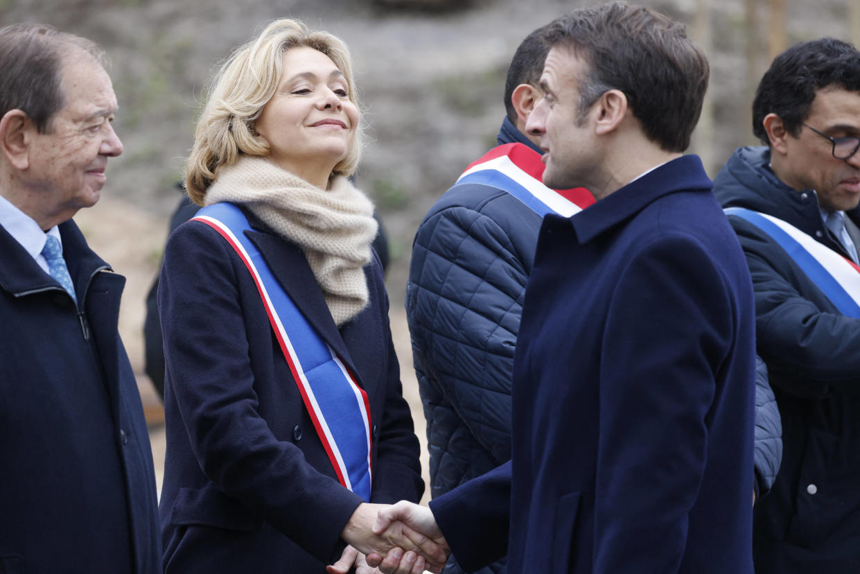 Valerie Pecresse, ici avec Emmanuel Macron lors de l’inauguration du village olympique en février 2024, estime que la droite doit réfléchir à 2027 dès l’automne.