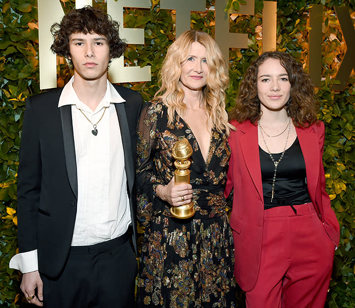 Laura Dern con sus dos hijos