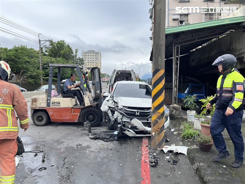 民眾使用堆高機，先將車輛移到路邊。（圖／翻攝畫面）