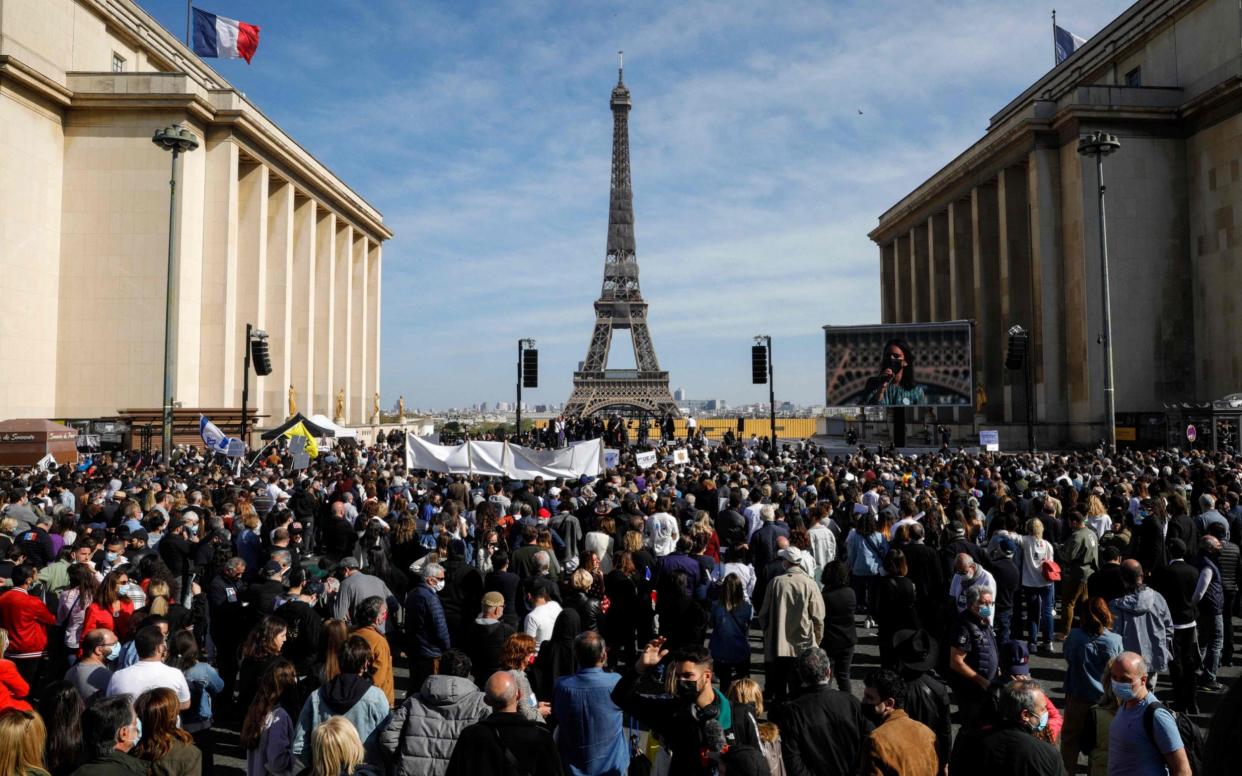 Crowds of protesters gather in front of the Eiffel Tower - GEOFFROY VAN DER HASSELT/AFP 