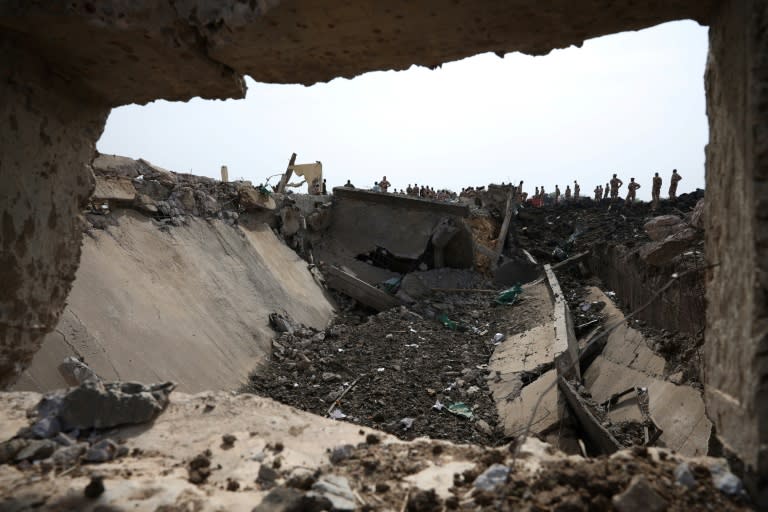 Des membres des forces de sécurité tchadiennes sur le site de l'incendie qui a ravagé le principal dépôt d'armes de l'armée le 18 juin 2024 à N'Djamena (Joris Bolomey)