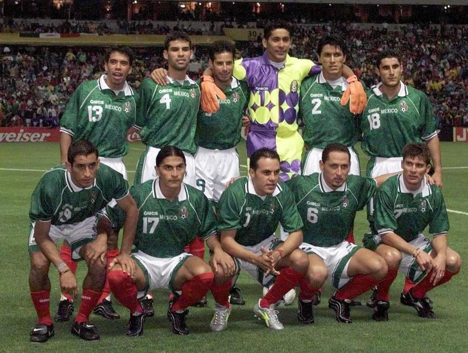 México en la Copa Confederaciones de 1999 saltó al terreno de juego con un once inicial de lujo (Foto: CRIS BOURONCLE/AFP via Getty Images)