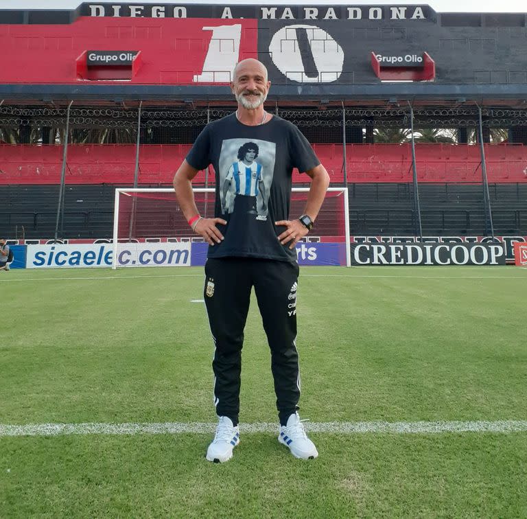 La final por el ascenso a Primera se jugó en Newell’s y no podía faltar la foto con la tribuna que lleva su nombre y la remera que fue cábala.