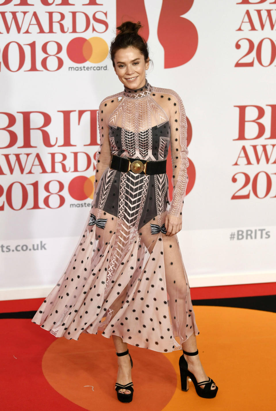 <p>En los premios de la música británica también vimos transparencias, como las del look de Anna Friel. ¡Suspendida! (Foto: EFE). </p>