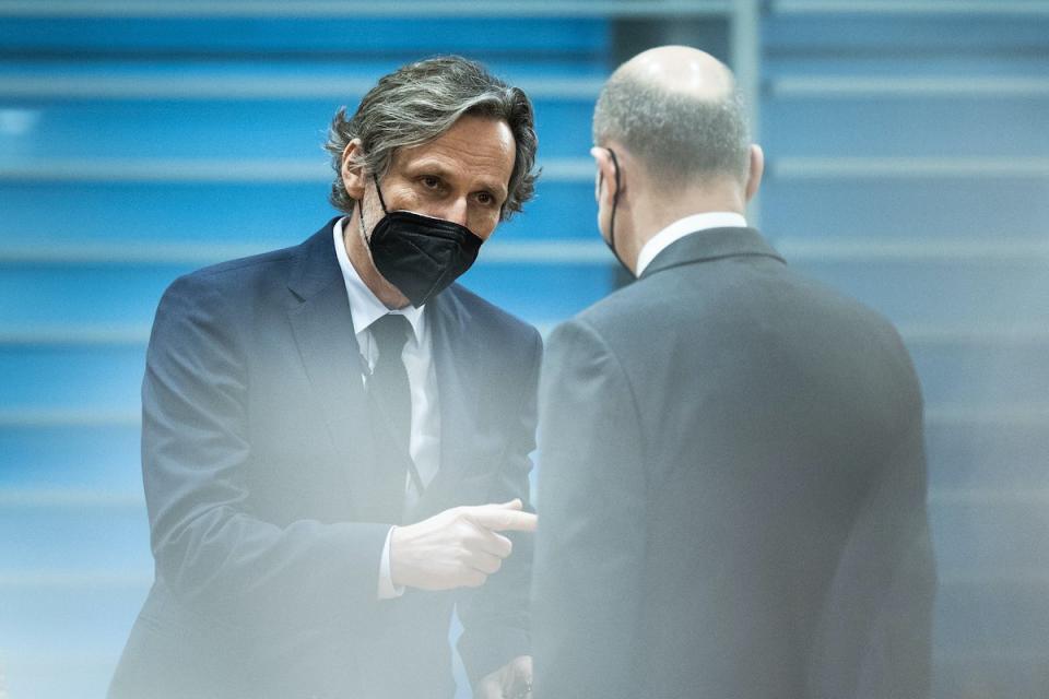 Bundeskanzler Olaf Scholz (SPD) und Jens Plötner, der außen- und sicherheitspolitische Berater im Kanzleramt, bei einer Kabinettssitzung in Berlin. - Copyright: picture alliance/photothek/Florian Gaertner