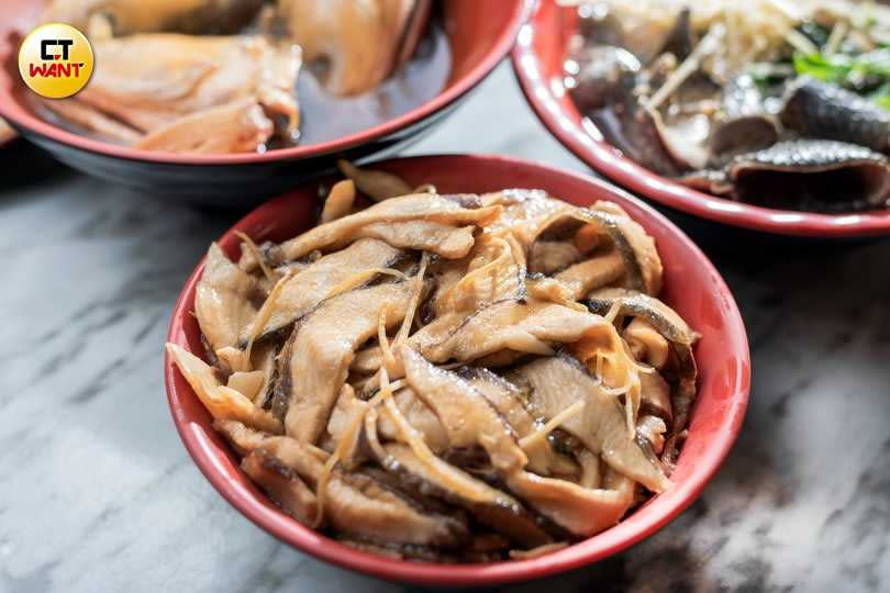 店內最受客人歡迎的「虱目魚蓋飯」，虱目魚肉鋪好鋪滿，完全看不到底下的白飯。(85元)