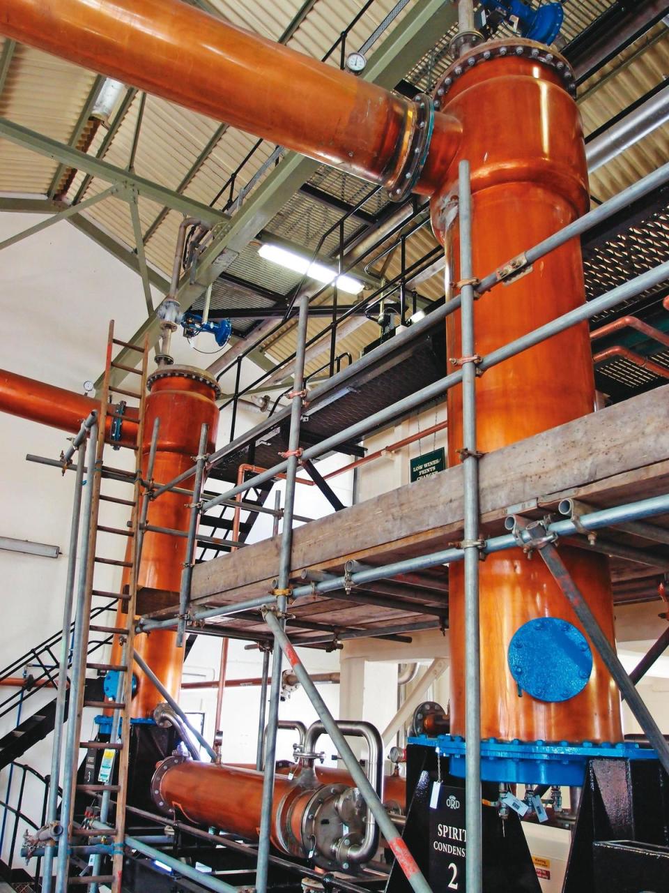 皇家藍勛酒廠一次蒸餾後冷凝下來的Low Wine收集槽，準備進行第二次蒸餾。