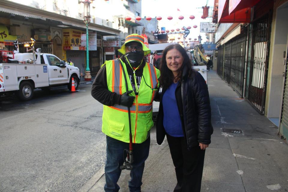 舊金山市工務局長肖特（右）和清潔員工合影。（記者楊逸辰／攝影）