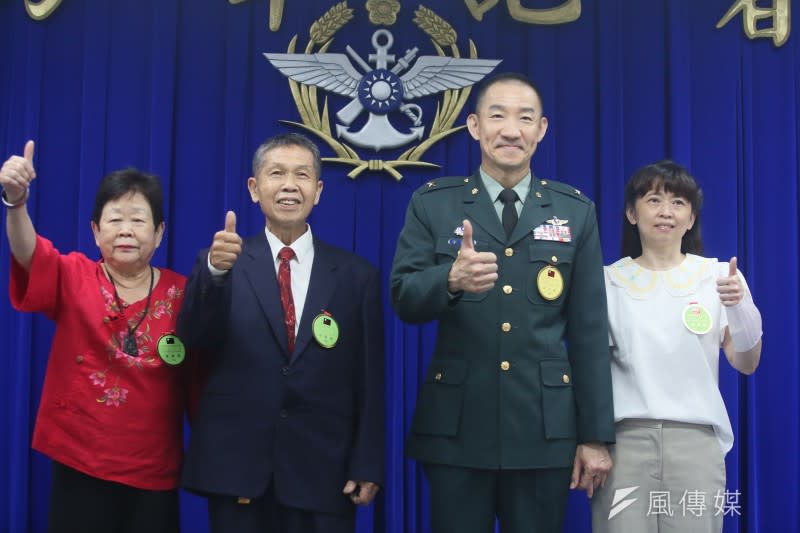 20230606-國防部6日舉行「112年上半年陸海空軍晉任將官勗勉典禮」。圖為陸軍航特部航空601旅少將旅長郁智隆（右二）與家人合影。（柯承惠攝）