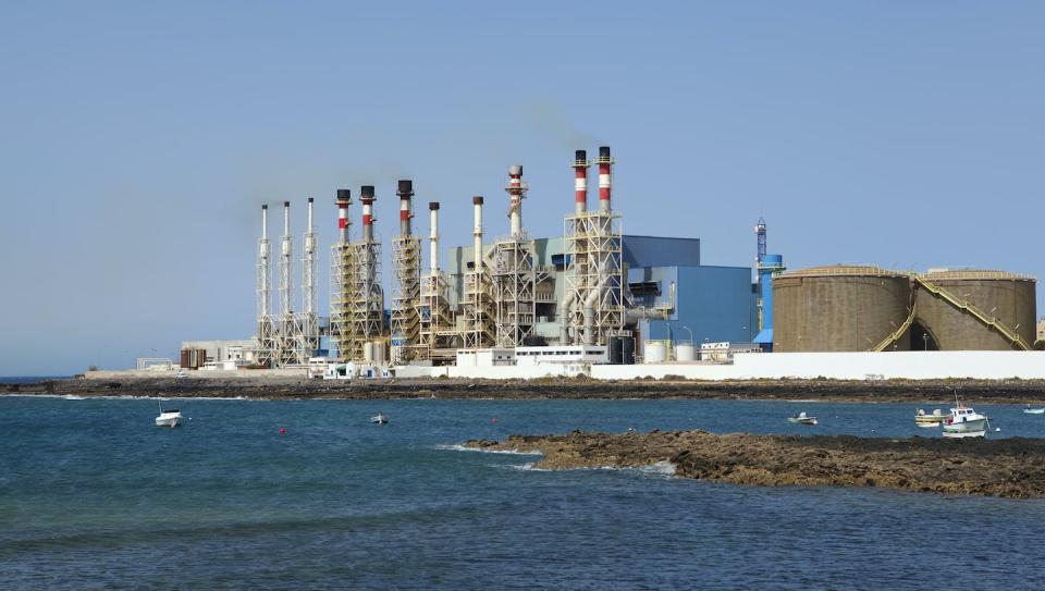 Planta de desalinización en Lanzarote (islas Canarias, España). <a href="https://www.shutterstock.com/es/image-photo/arecife-lanzarote-spain-june-29-2014-206265016" rel="nofollow noopener" target="_blank" data-ylk="slk:Goodcat / Shutterstock;elm:context_link;itc:0;sec:content-canvas" class="link ">Goodcat / Shutterstock</a>