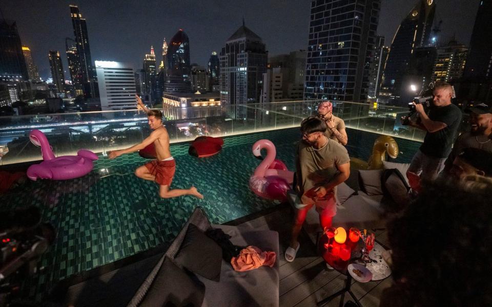 Bisschen Genuss muss sein. Die 22 Recall-Kandidatinnen und -Kandidaten stimmten sich mit Rooftop-Pool-Party und Sightseeing auf den dramatischen Gesangswettbewerb ein. (Bild: RTL / Markus Hertrich)