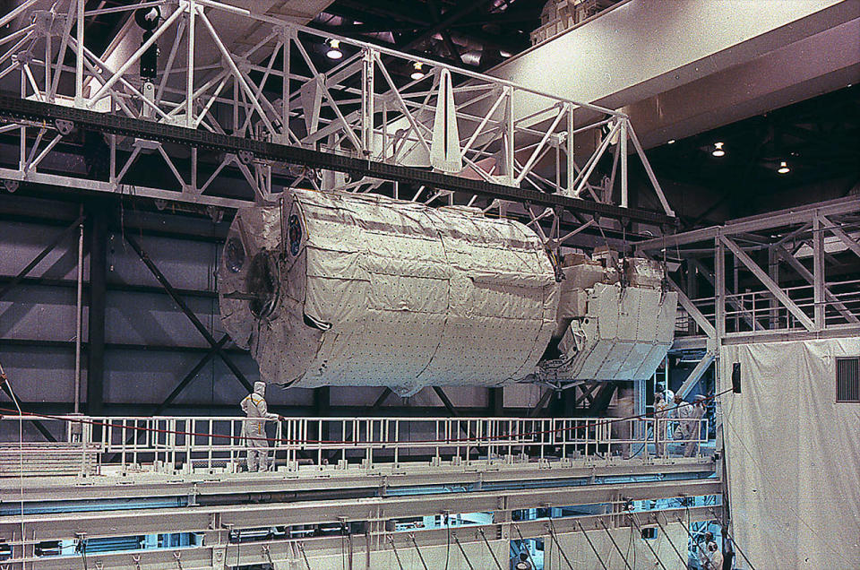 Η πρώτη μονάδα Spacelab της Ευρώπης φαίνεται να ενσωματώνεται στο διαστημικό λεωφορείο Columbia της NASA στο Διαστημικό Κέντρο Κένεντι στη Φλόριντα το 1983.