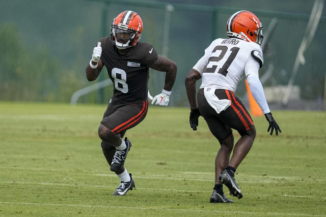 Browns DE Myles Garrett leaves joint practice early with trainers