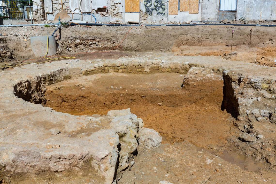 Researchers found multiple warehouses that were used by different traders in the beginning of Roman expansion for storage of goods and trade.