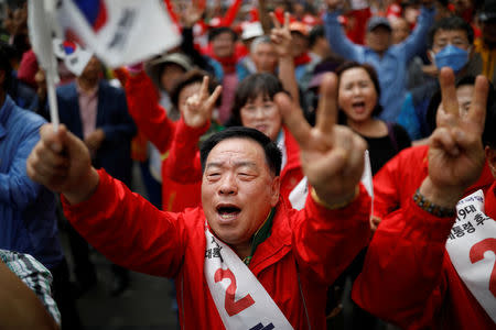 Supporters of Hong Joon-pyo, the presidential candidate of the Liberty Korea Party, cheer during his election campaign rally in Daegu, South Korea, May 8, 2017. REUTERS/Kim Hong-Ji