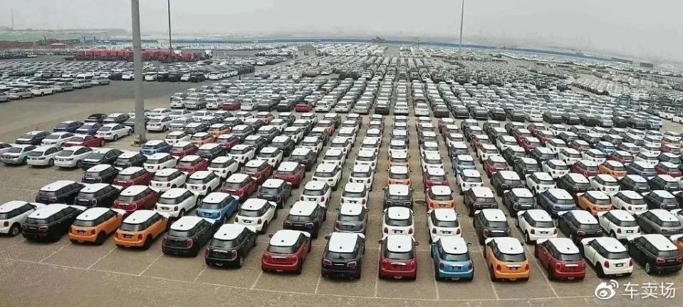 中國跟隨電動車風潮，提供產業補助，卻意外成為企業「騙補」的手法，荒野地成為汽車焚場。   圖：翻攝自新能源官網