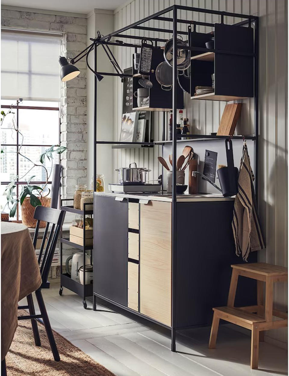 <p>IKEA, 457 €</p><br><a href="https://www.ikea.com/fr/fr/p/aespinge-kitchenette-noir-frene-s09497208/" rel="nofollow noopener" target="_blank" data-ylk="slk:Acheter;elm:context_link;itc:0;sec:content-canvas" class="link ">Acheter</a>