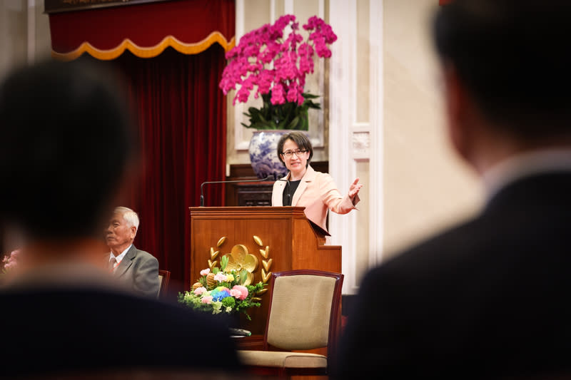 接見國家環境教育獎得主  蕭副總統致詞 副總統蕭美琴（後中）26日下午在總統府接見第9屆 國家環境教育獎獲獎者代表，致詞感謝獲獎者對環境 保護的付出與貢獻。 中央社記者趙世勳攝  113年6月26日 