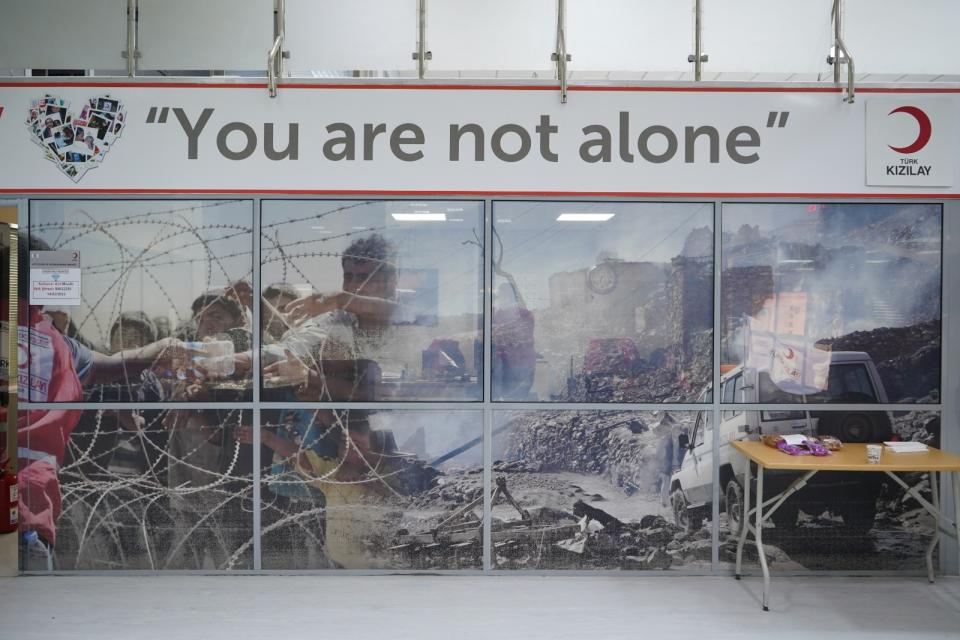 紅新月會在土耳其的救濟中心外貼上「You are not alone.」（你並不孤單）標語，與災民並肩前行。（紅十字會提供圖片）
