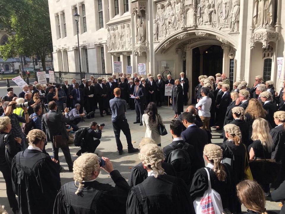 Criminal barristers are on strike over legal aid (ES)