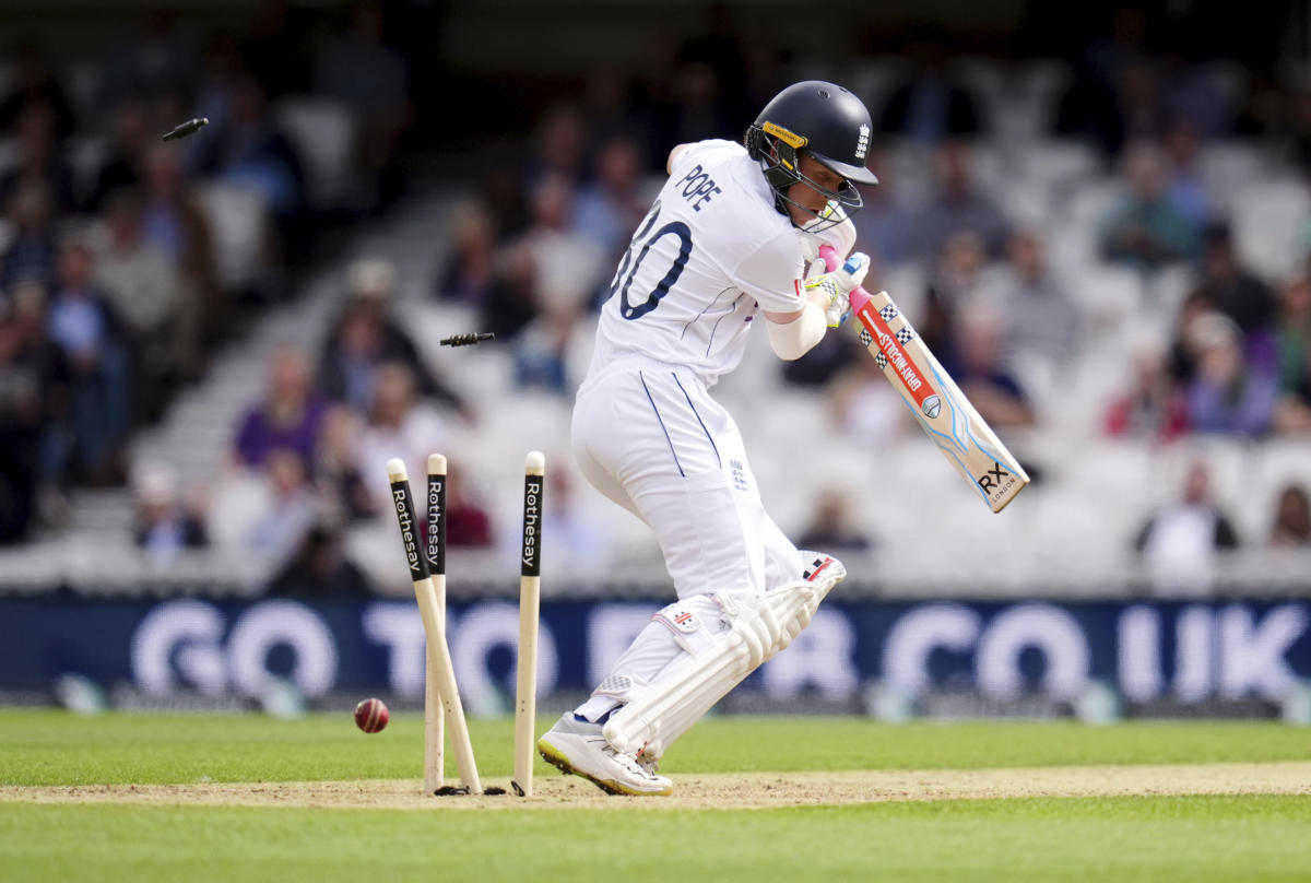 England takes 62-run lead into second innings against Sri Lanka but loses Duckett and Pope