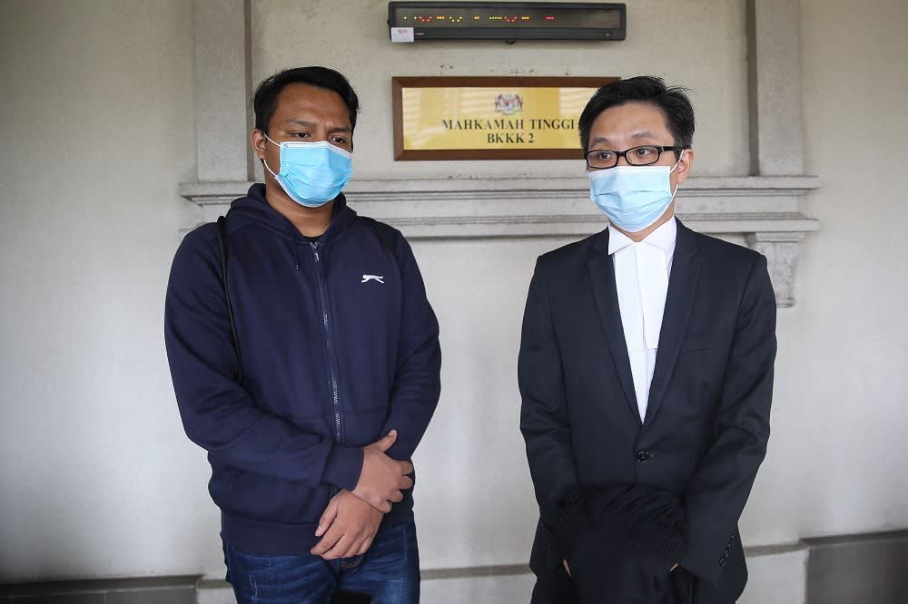 Malaysian ‘stateless’ teen Muhammad Aiman Hafizi Ahmad (left) speaks to lawyer New Sin Yew at the Kuala Lumpur High Court August 5, 2020. ― Picture by Yusof Mat Isa