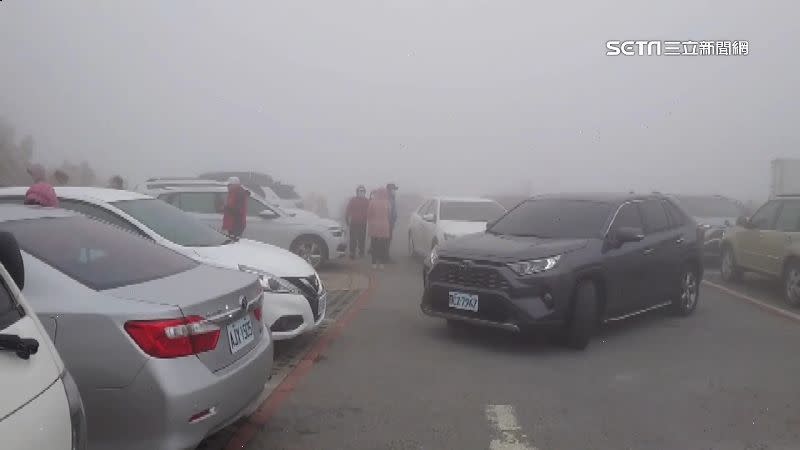 不少民眾到合歡山等雪，武陵停車場不到中午停車位就已全滿。