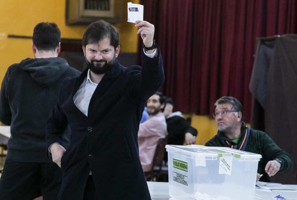 El presidente de Chile, Gabriel Boric, muestra su papeleta antes de emitir su voto durante una elección para elegir a los miembros de un Consejo Constitucional que redactará una nueva propuesta de Constitución, en Punta Arenas, Chile, el domingo 7 de mayo de 2023. (AP Foto/Andrés Poblete)