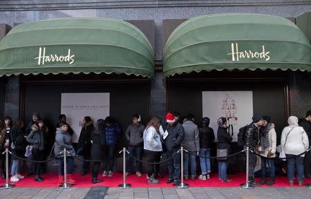 Shoppers queue for the Boxing Day sale at Harrods department store in London December 26, 2013. REUTERS/Neil Hall