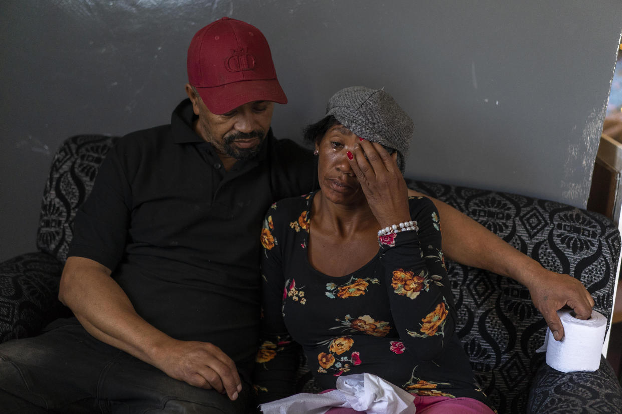 Bridget Harris, madre de Nathaniel Julies, un adolescente asesinado por la policía, con su pareja, Clint Smith, en Eldorado Park, Sudáfrica, el 13 de septiembre de 2020. (Joao Silva/The New York Times)