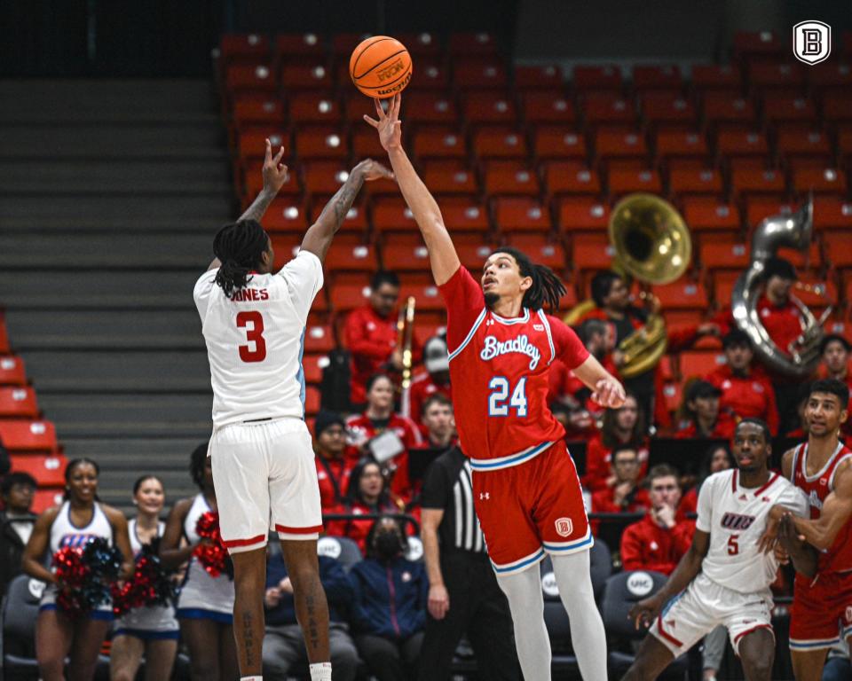 Bradley's Kyle Thomas defends a shooter in a Missouri Valley Conference men's basketball game against Illinois-Chicago on Saturday, Jan. 13, 2024, in Chicago.