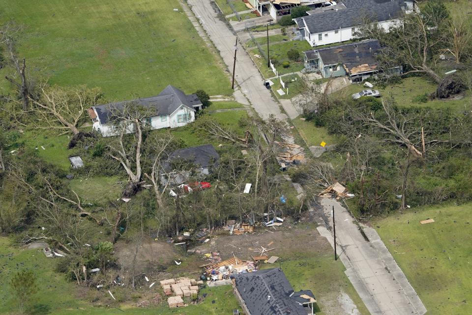 Árboles caídos y escombros alrededor de residencias tras el paso del huracán Laura el jueves 27 de agosto de 2020, cerca de Lake Charles, Luisiana. (AP Foto/David J. Phillip)