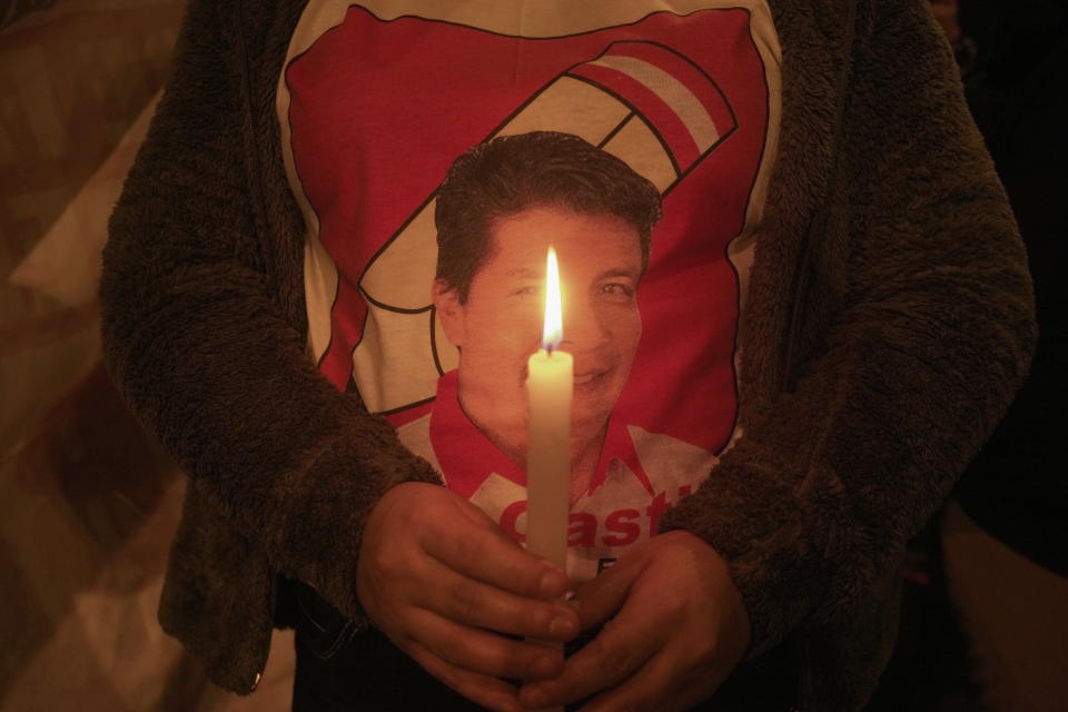 IMAGEN DE ARCHIVO. Una mujer con una camiseta con la imagen del candidato presidencial socialista Pedro Castillo participa en una velada ante el Jurado Nacional de Elecciones en Lima, Perú.