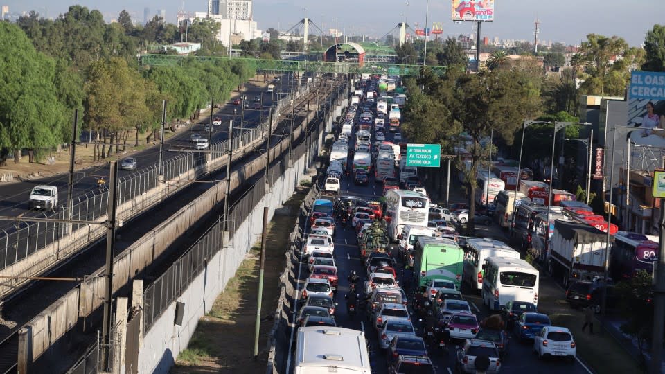 Transportistas inician bloqueos en CDMX por aumento de tarifas; conoce las alternativas viale