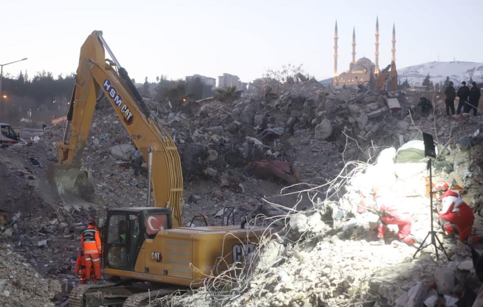 <div class="inline-image__caption"><p>Cranes searching for a family believed buried under rubble in Kahramanmaras.</p></div> <div class="inline-image__credit">Tom Mutch</div>