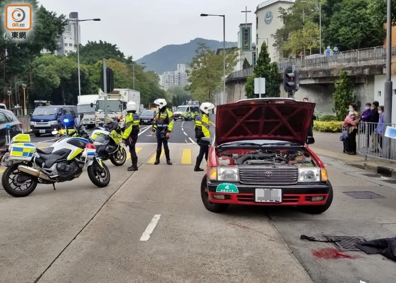 警員圍封現場調查。(吳鎮興攝)
