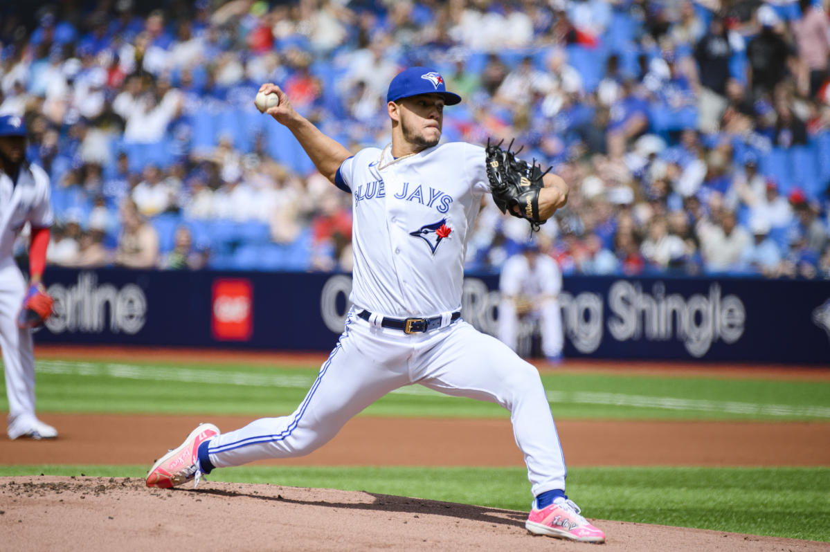 Fans outraged after Blue Jays pull Jose Berrios from Game 2 in 4th inning