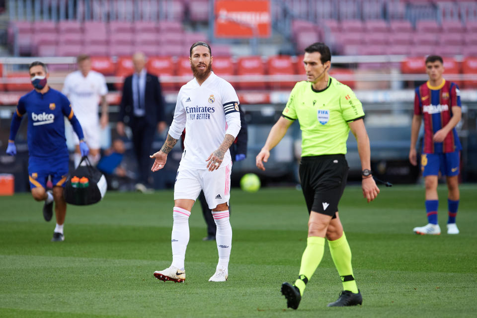 BARCELONA, SPAIN - OCTOBER 24: Sergio Ramos of Real Madrid CF talks to referee Juan Martinez Munuera during the La Liga Santander match between FC Barcelona and Real Madrid at Camp Nou on October 24, 2020 in Barcelona, Spain. Sporting stadiums around Spain remain under strict restrictions due to the Coronavirus Pandemic as Government social distancing laws prohibit fans inside venues resulting in games being played behind closed doors. (Photo by Alex Caparros/Getty Images)