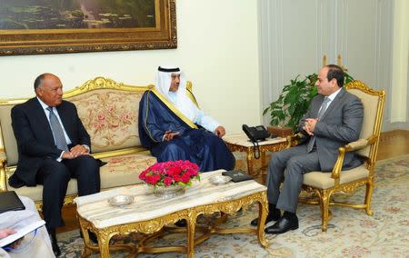 Egyptian President Abdel Fattah al-Sisi (R) speaks with Kuwait's Foreign Minister Sabah Al-Khalid al-Sabah (C), in the presence of Egypt's Foreign Minister Sameh Shoukry (L), in Cairo, Egypt July 17, 2017. Egyptian Presidency/Handout via REUTERS