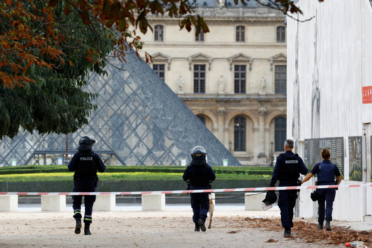 Agentes de la policía francesa patrullan frente al museo del Louvre, cerrado por razones de seguridad, en París, mientras el gobierno francés pone a la nación en su estado de alerta máxima tras un ataque mortal con cuchillo en el norte de Francia, 14 de octubre de 2023. (REUTERS/Sarah Meyssonnier)