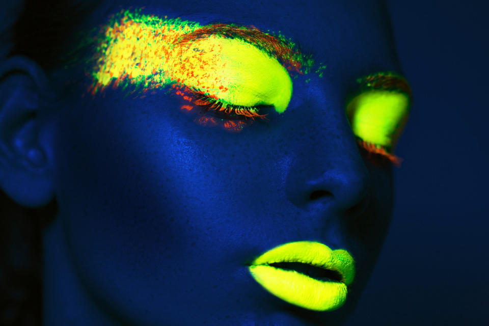 Leuchtet im Dunkeln, sieht aber auch im Hellen super aus: Make-up in Neonfarben. (Bild: Getty Images/Denis Zbukarev)