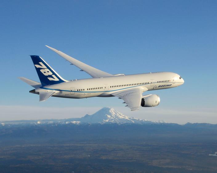 787 With Mt Rainier in DistanceK65116