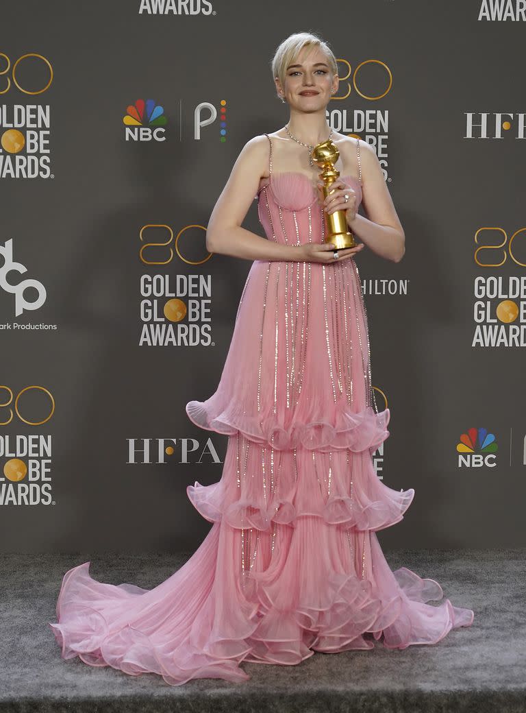 Julia Garner con un espectacular vestido de Gucci en tono rosado