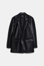 <p>59,95 euros</p><br><a href="https://www.zara.com/fr/fr/veste-oversize-en-cuir-synth%c3%a9tique-p01255991.html?v1=35739137&v2=1445720" rel="nofollow noopener" target="_blank" data-ylk="slk:Acheter;elm:context_link;itc:0;sec:content-canvas" class="link ">Acheter</a>