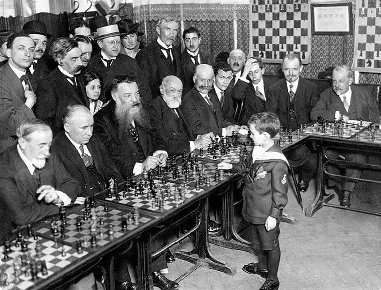 El polaco Samuel Reshevsky, nacido en 1911 y luego nacionalizado estadounidense, ofrecía partidas simultáneas antes de cumplir diez años; fue el primer prodigio del siglo XX, pero no llegó a ser campeón mundial.