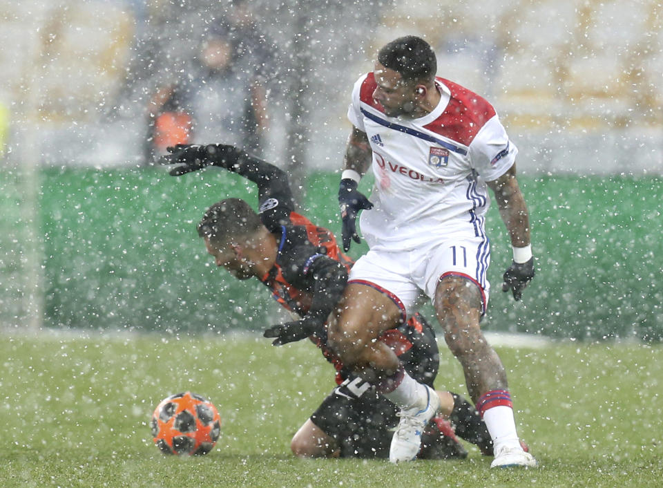 Shakhtar Junior Moraes, left, challenges for the ball with Lyon's Memphis Depay during the Group F Champions League soccer match between Shakhtar Donetsk and Lyon at the Olympiyskiy stadium, in Kiev, Ukraine, Wednesday, Dec.12, 2018. (AP Photo/Efrem Lukatsky)