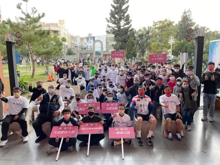 由臺北市單車運動協會發起的送愛心活動，將自行車裝備送至大甲國中車隊。官方提供