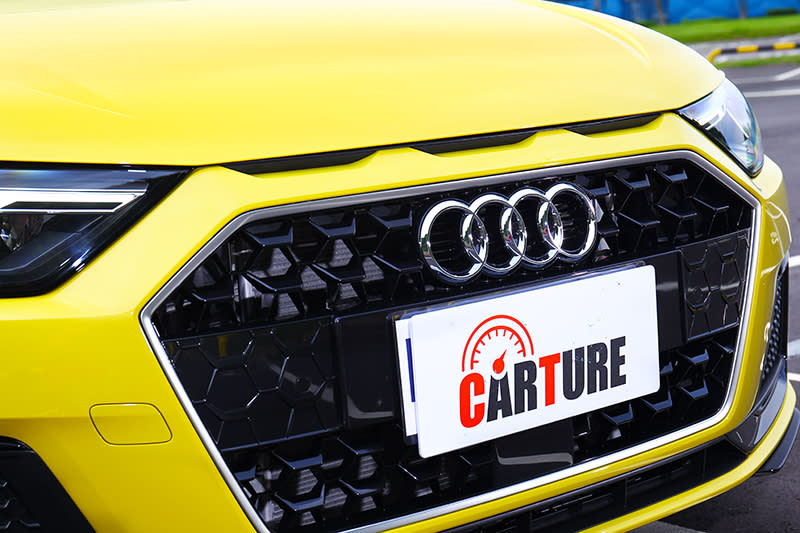 水箱護罩上方進氣孔是向Audi Sport Quattro致敬。