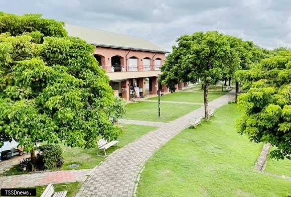 官田區葫蘆埤自然公園臨埤而建風景優美，園區內展售館二樓餐廳公開招租，市長黃偉哲鼓勵業者踴躍投標。（記者李嘉祥攝）